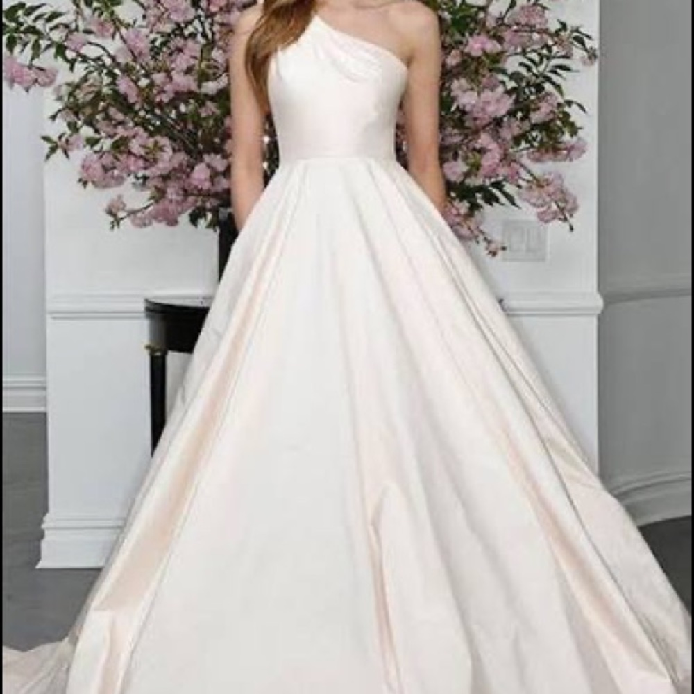Romona Keveza. Style L6108.
